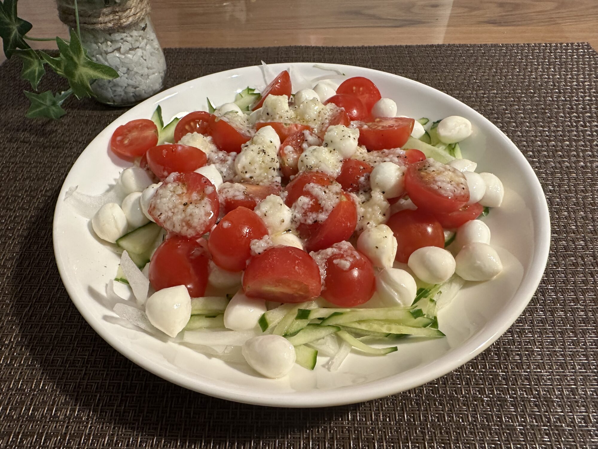 お酒のお供にも！トマトとモッツァレラチーズの塩麹サラダ